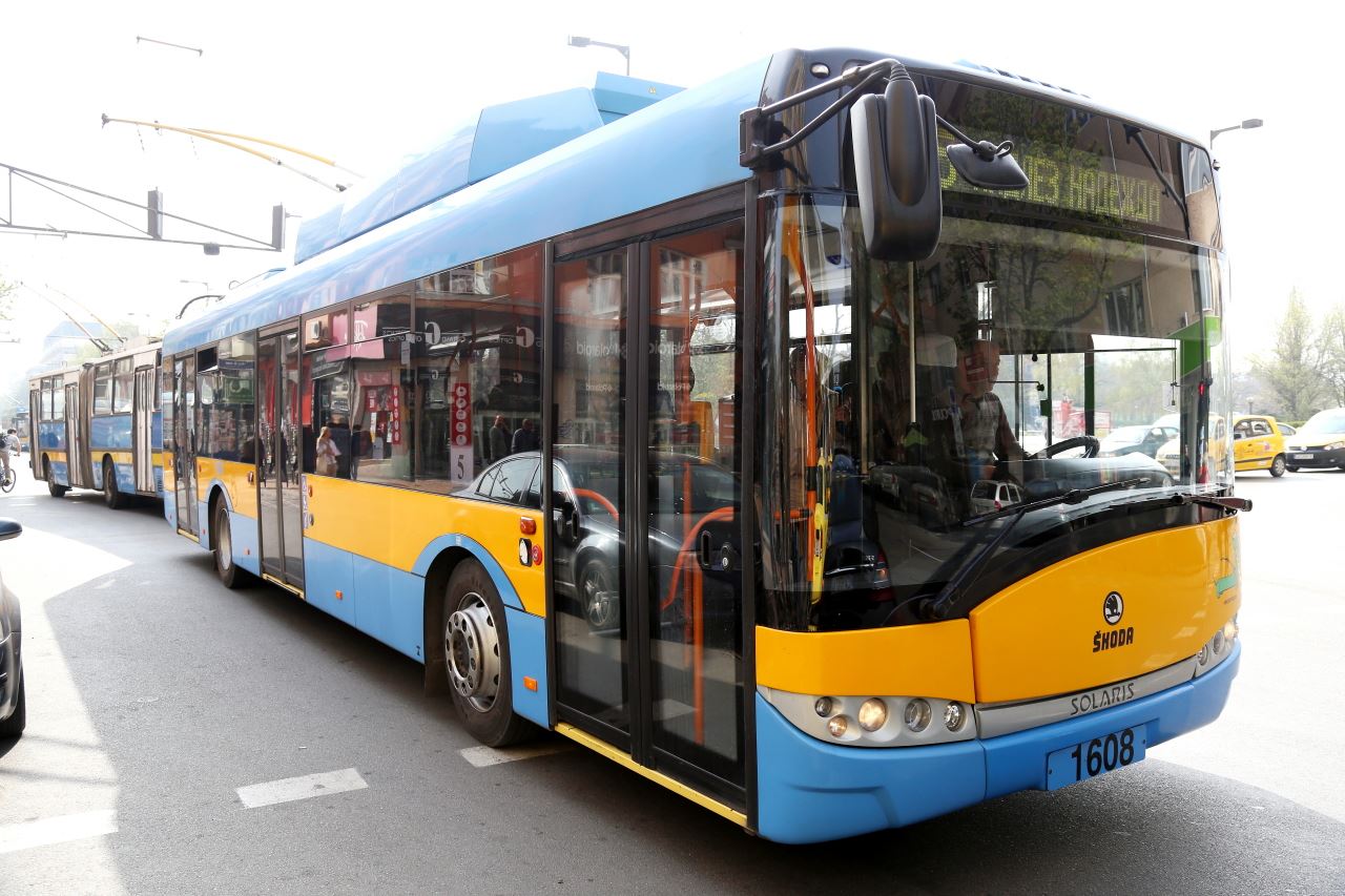 Мъж намушка друг в тролей в София