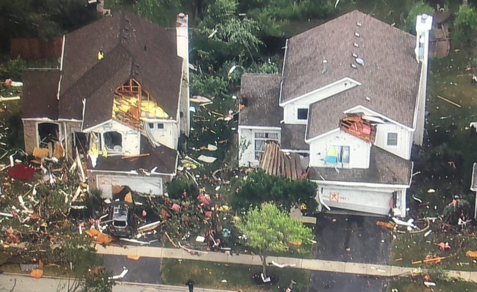 Торнадо мина през гъсто населени предградия в Чикаго (СНИМКИ и ВИДЕО)