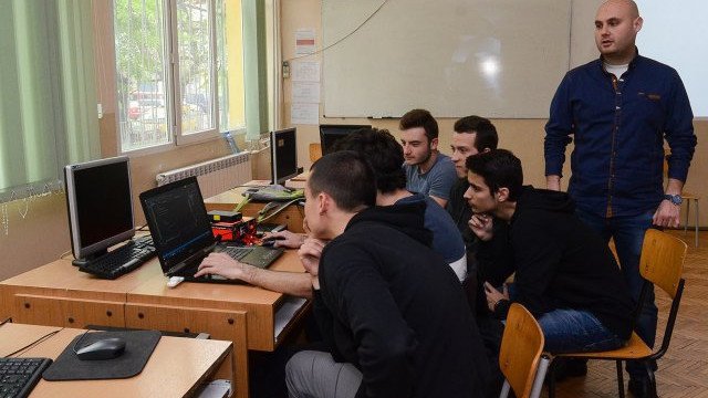 2300 ученици с тапия по програмиране