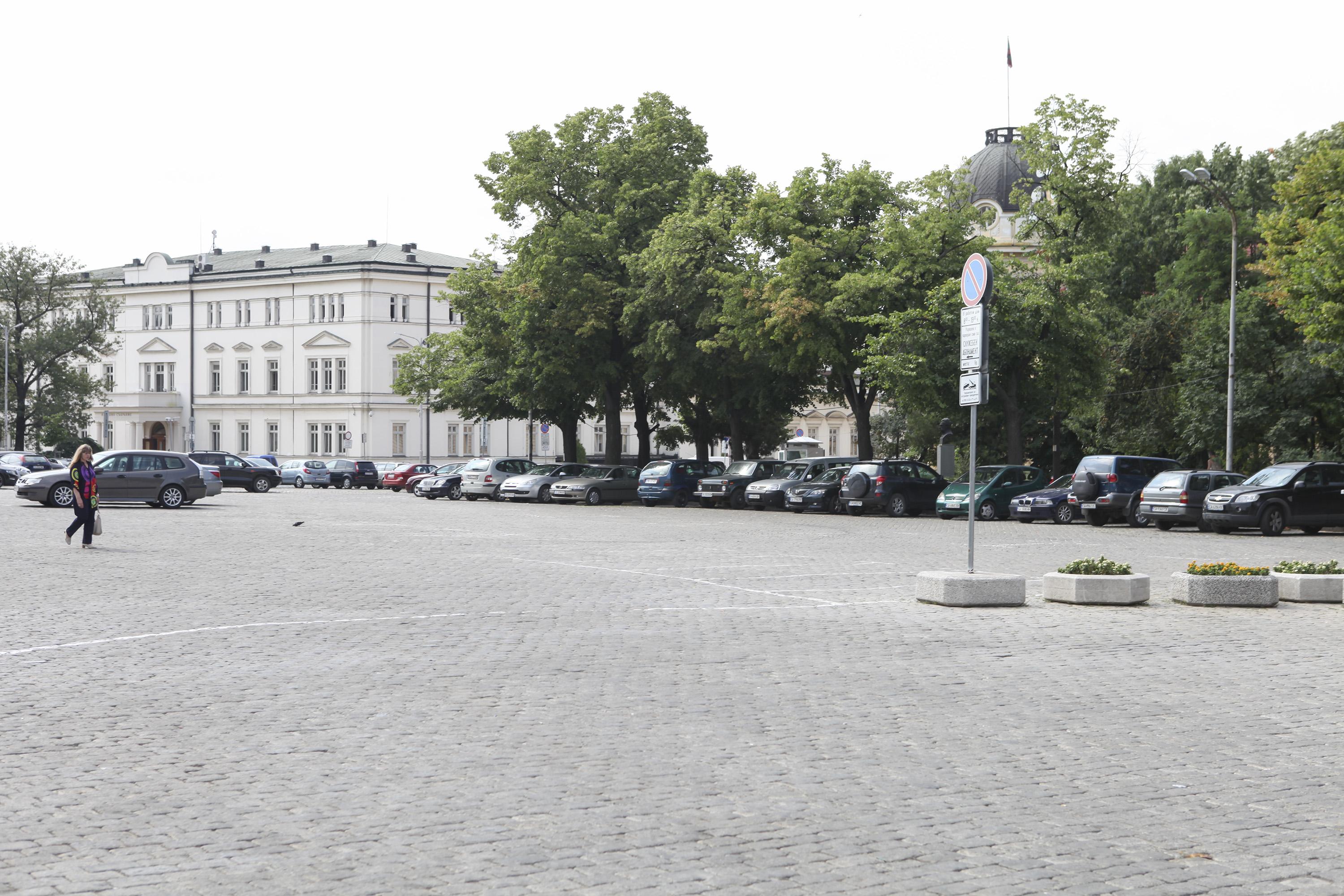 Премахват паркоместата за депутати около „Александър Невски”