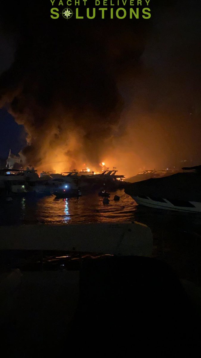 Голям пожар се разрази на яхтеното пристанище в Хонконг