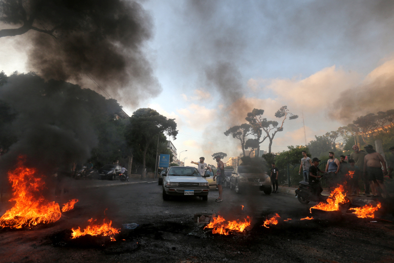 Близо 20 ранени при среднощни протести в Ливан