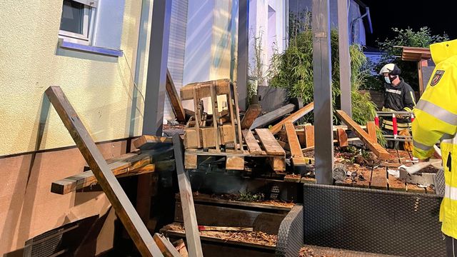 Девет човека пострадаха при рухване на балкон в Германия