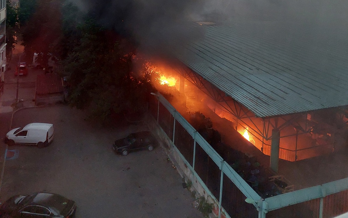 Пожар горя в закрития пазар на Перник, разследват причините