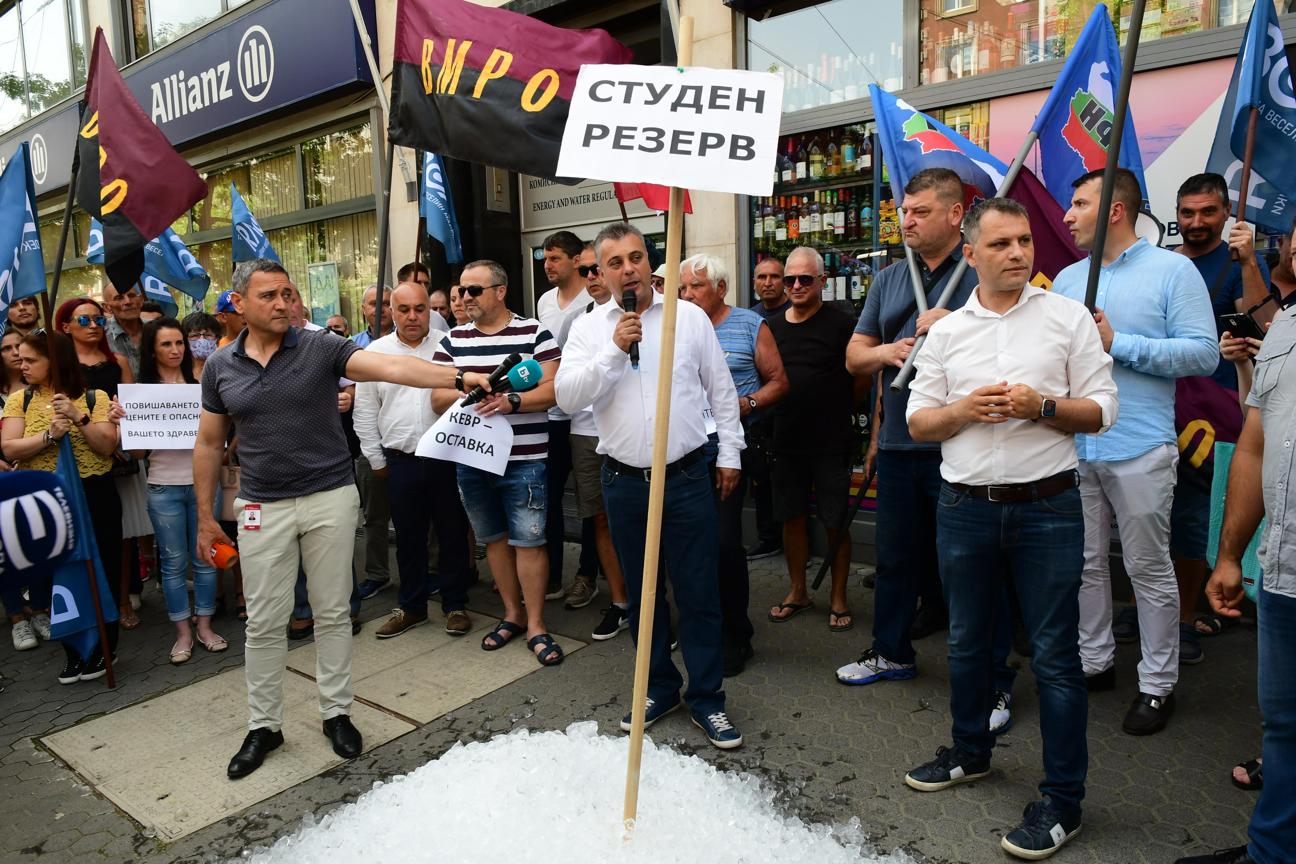 Протест на коалиция "Българските патриоти" пред КЕВР (СНИМКИ)