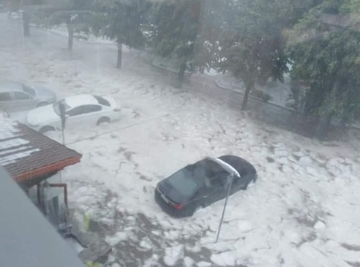 Силна градушка и порой удариха Мадан, улиците са под вода (СНИМКИ и ВИДЕО)