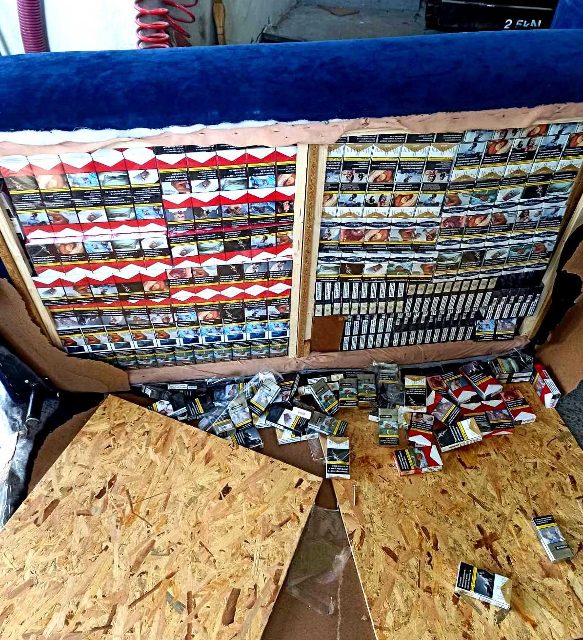 Куче откри 2 300 кутии цигари в тирове на Дунав мост 2