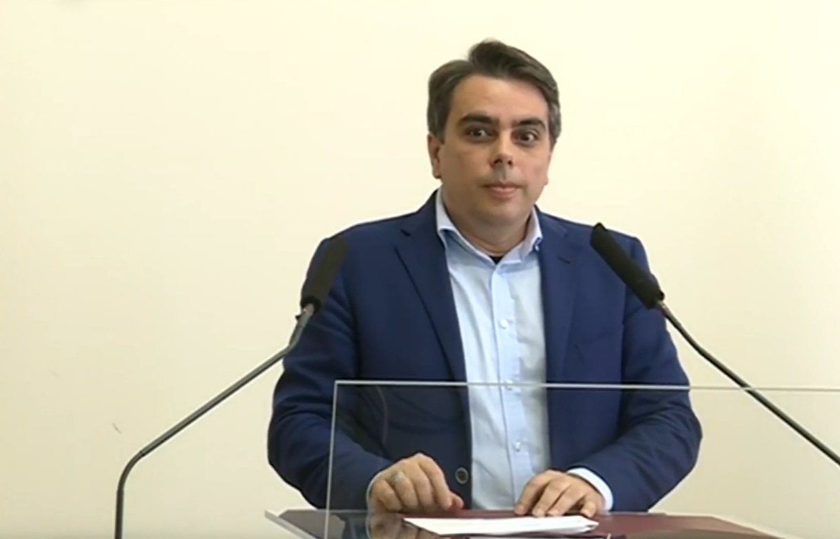 Асен Василев: Твърдението за вдигане на корпоративния данък с 50% е целенасочена лъжа