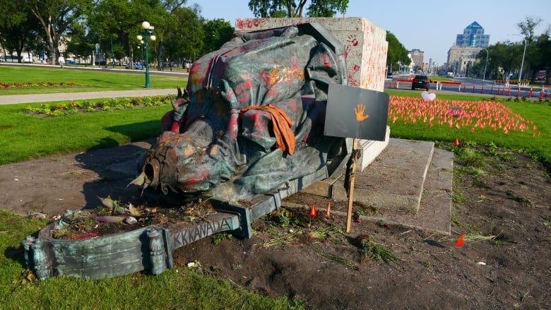 Съборените статуи на разума