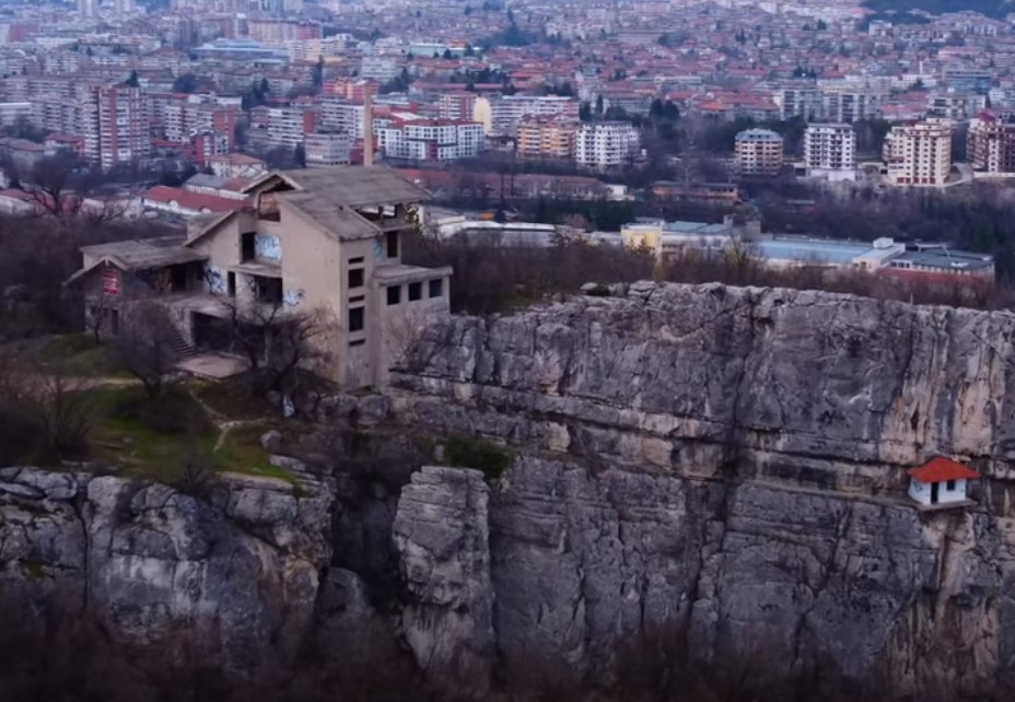 Разследват смъртта на 15-годишна ученичка