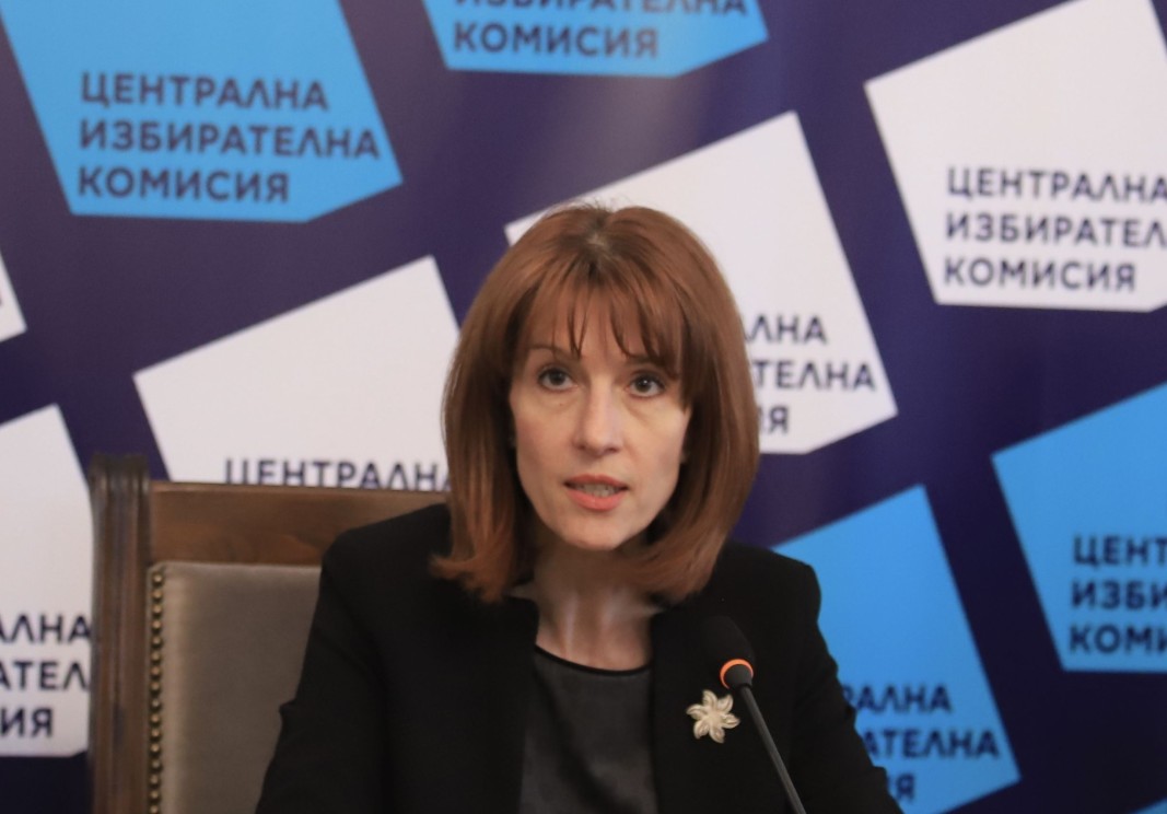 ЦИК успокои избирателите: Спокойно, няма как да се хакнат 11 000 машини (обзор)