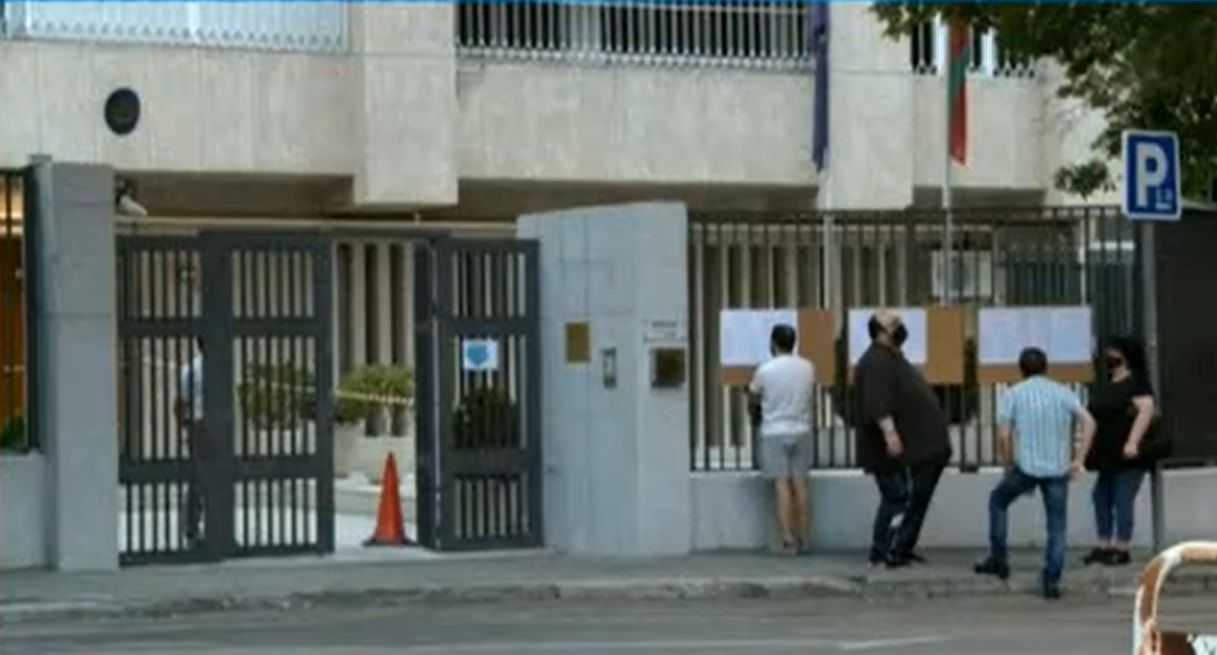 Изборният ден в Мадрид започна със закъснение заради проблеми с две машини