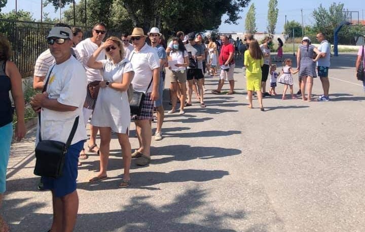 Огромни опашки пред секциите в Гърция, и братя Аргирови гласуваха там (Обновена)