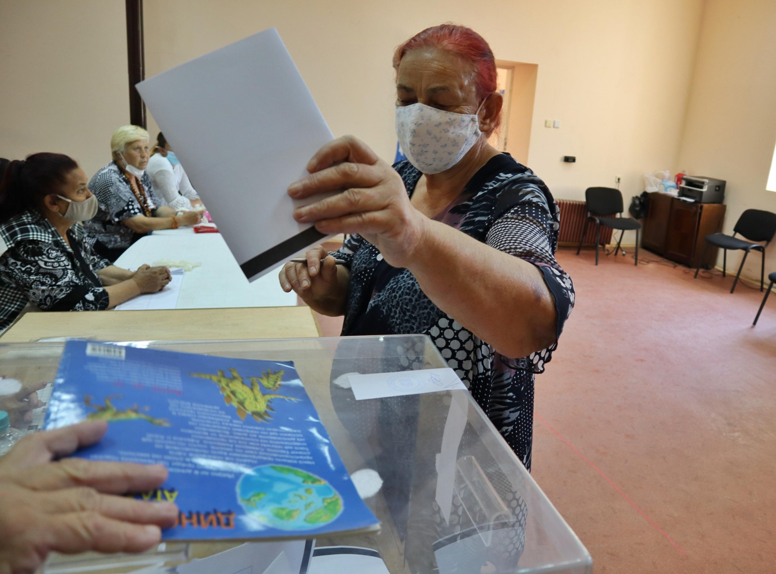 42 секции гласуват само с бюлетини заради повредени машини 