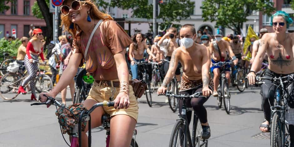 Десетки жени протестираха топлес в Берлин за разширяване на правото да не носят горнище