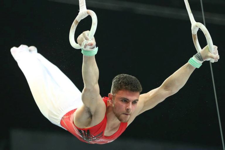Наш гимнастик играе с травма в Токио