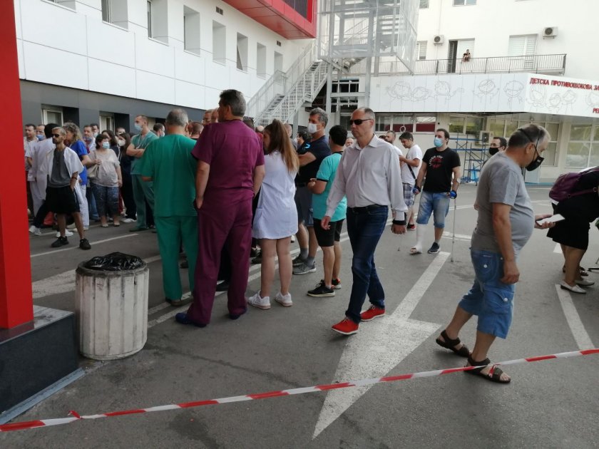 Протест пред "Пирогов" срещу уволнението на проф. Асен Балтов (ВИДЕО)