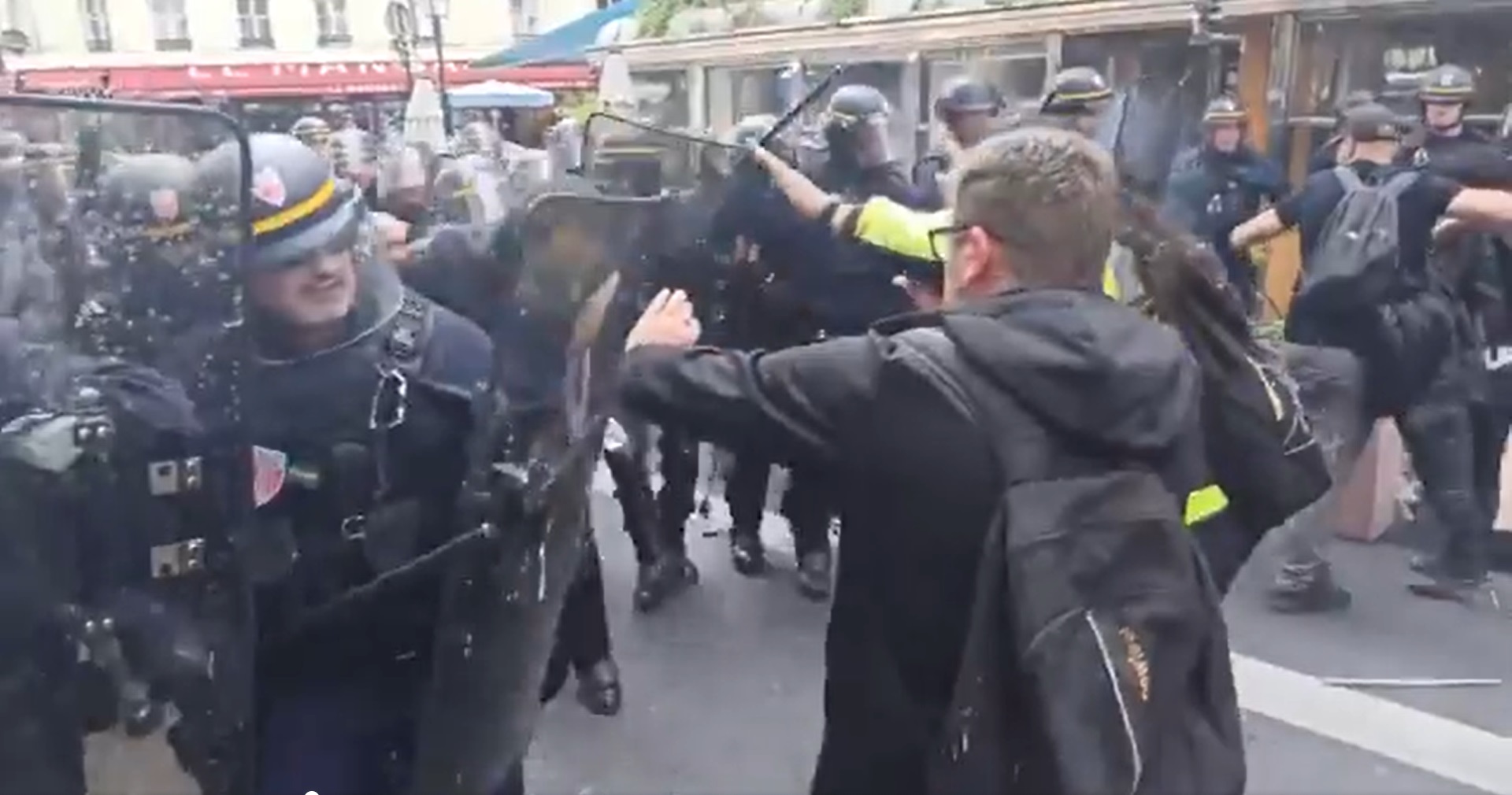 Сблъсъци в Париж при протест срещу ковид-сертификатите (ВИДЕО)