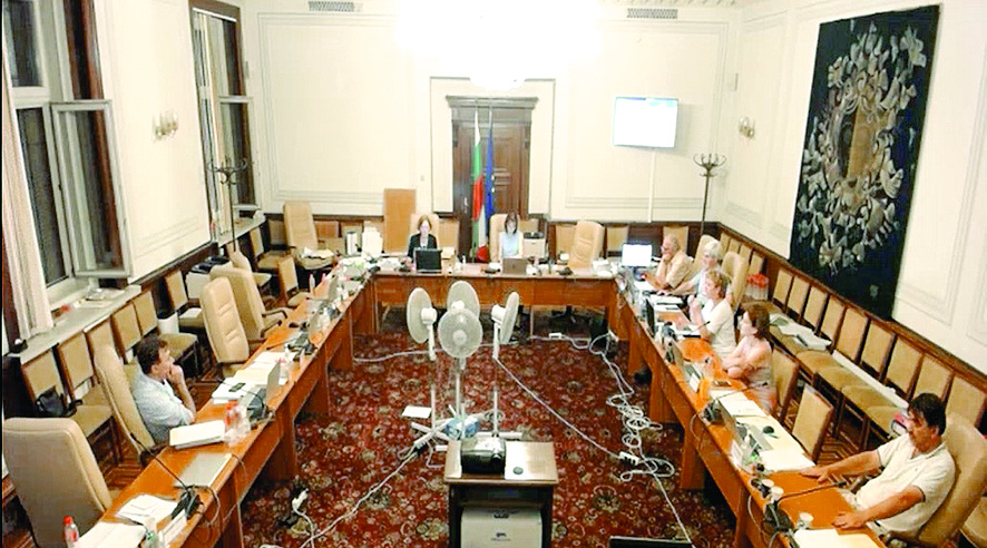 Членове на ЦИК разплакали шефката си в полунощ