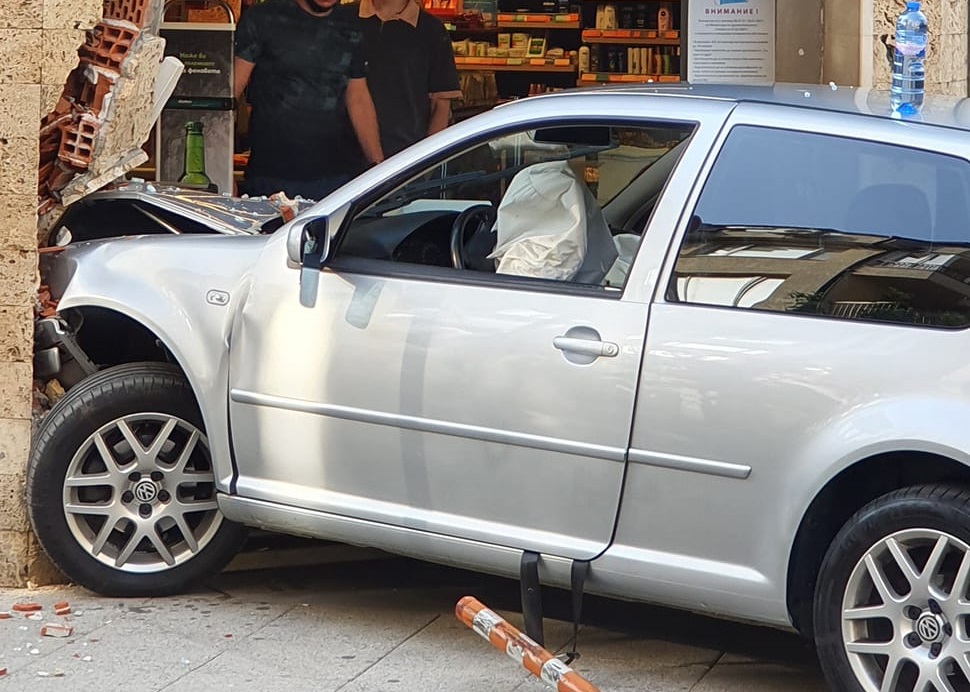 Кола се вряза в магазин в столичния квартал "Редута"