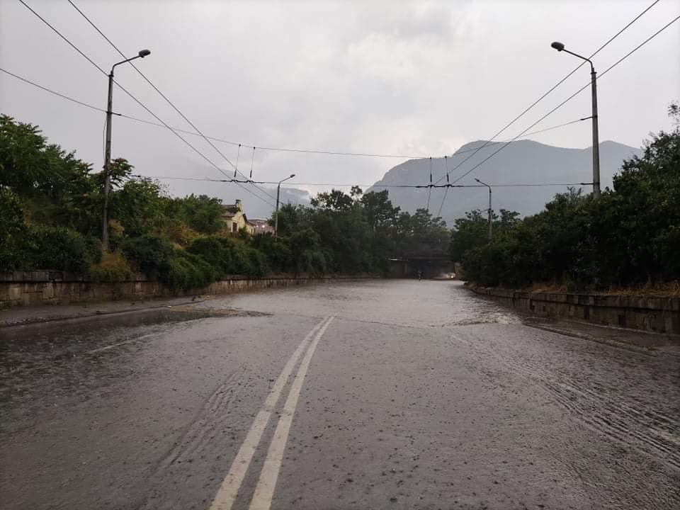 Мощна буря удари Враца снощи, улиците са под вода (ВИДЕО)