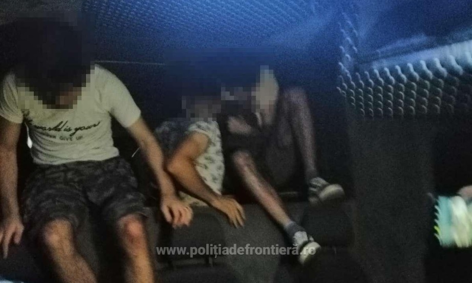 Откриха петима нелегални мигранти в тайник на микробус на ГКПП - Гюргево (СНИМКИ)