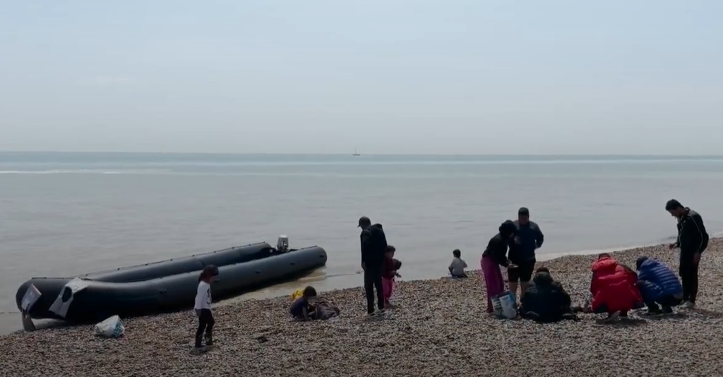 Рекорд: Над 430 мигранти са прекосили Ламанша за денонощие (ВИДЕО)