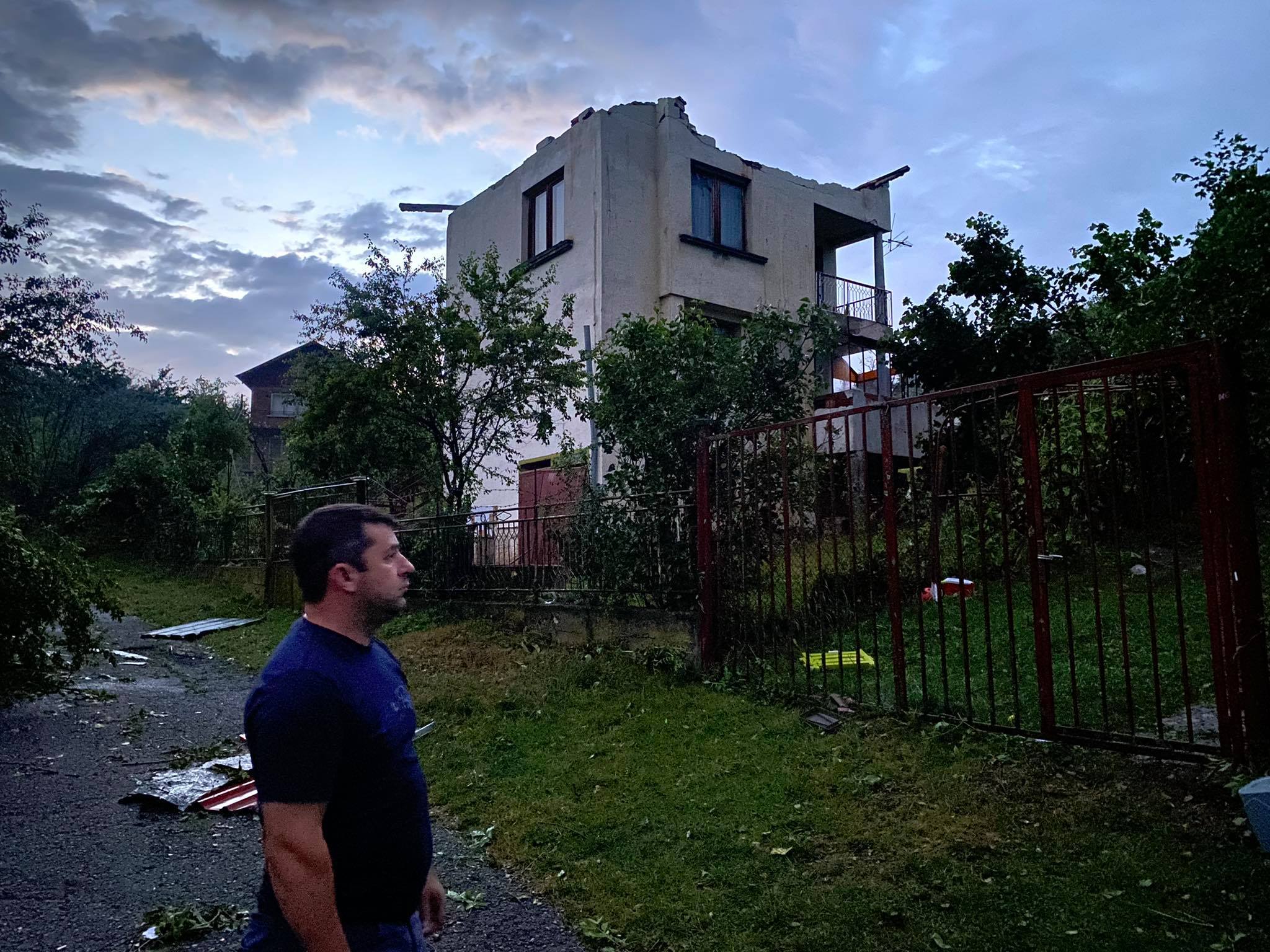 Мощен вятър отнесe покриви на къщи в софийското село Губеш (СНИМКИ)