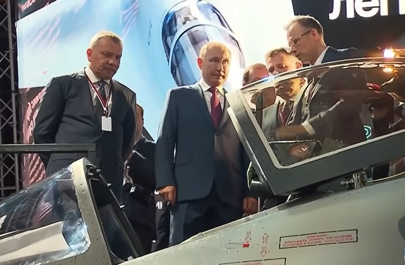 Путин разгледа новия руски стелт изтребител (ВИДЕО)