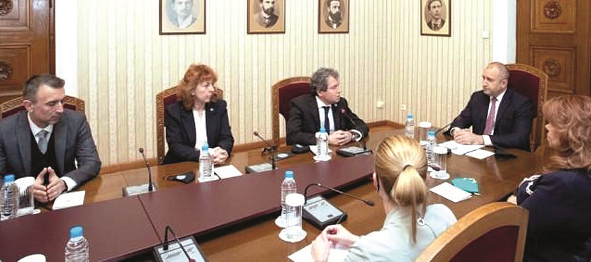 Президентът-геренал заповяда правителство