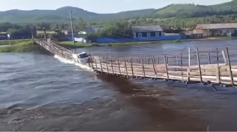 Мост се срути докато по него минава камион (ВИДЕО)