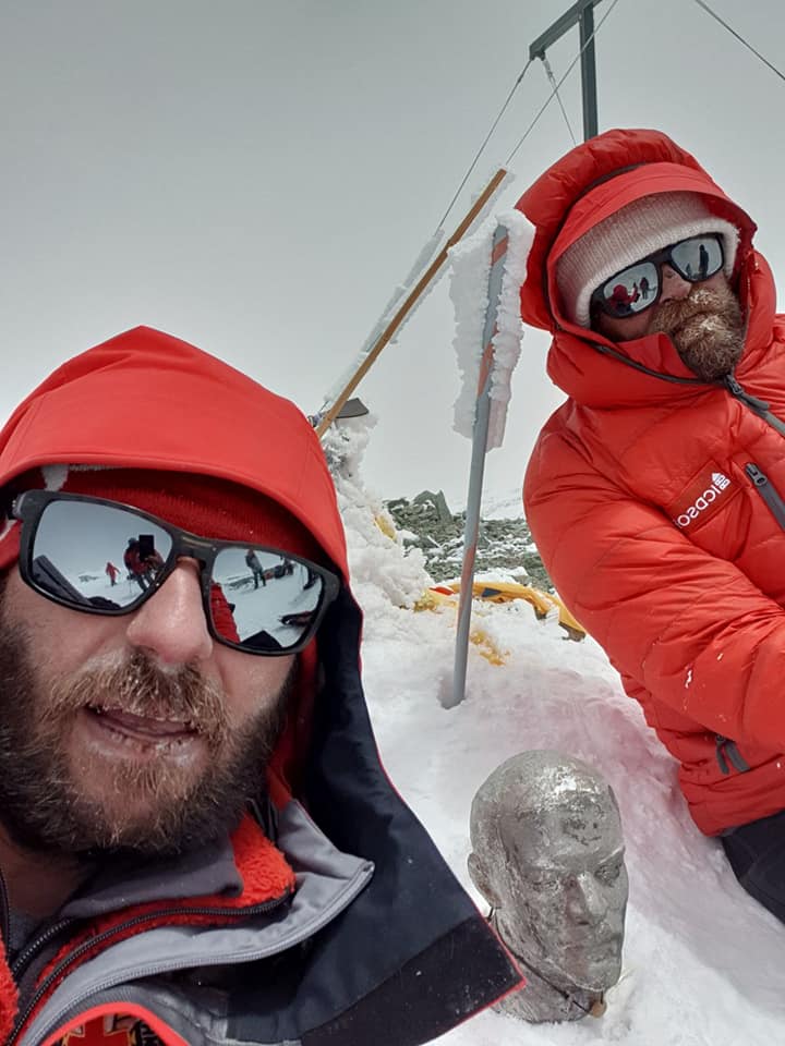 Двама планински спасители от Благоевград изкачиха седемхилядника връх Авицена