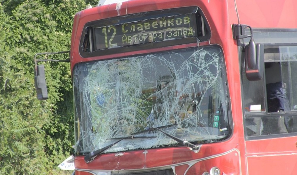 Градски автобус се заби в стълб в Бургас