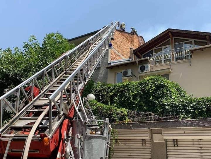 Горя покрив на жилищна сграда в Пловдив