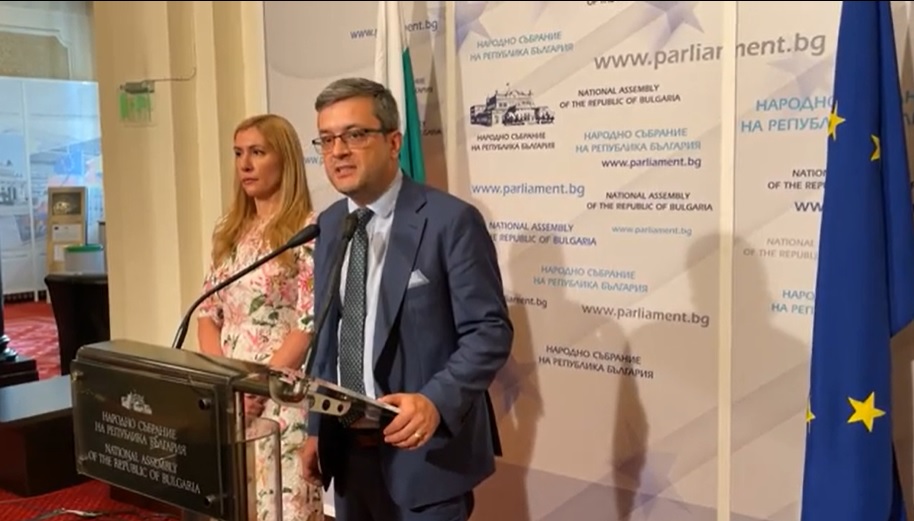 ГЕРБ: Бойко Рашков е подгонил българските учители, Радев да го озапти (ВИДЕО)