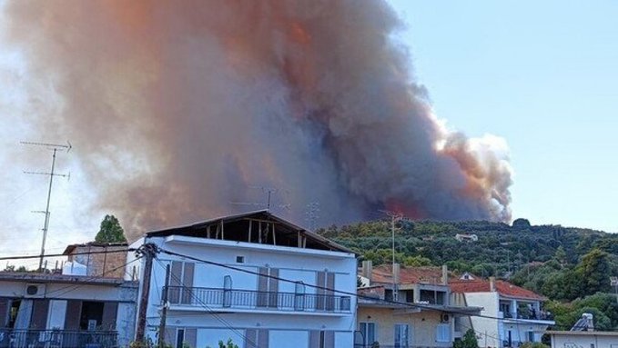 Евакуираха няколко села заради пожар на Пелопонес (СНИМКИ и ВИДЕО)