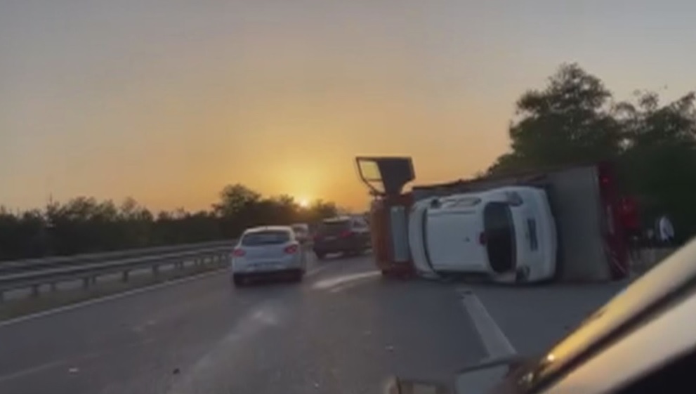 Автовоз се обърна на магистрала "Тракия" и затрудни движението