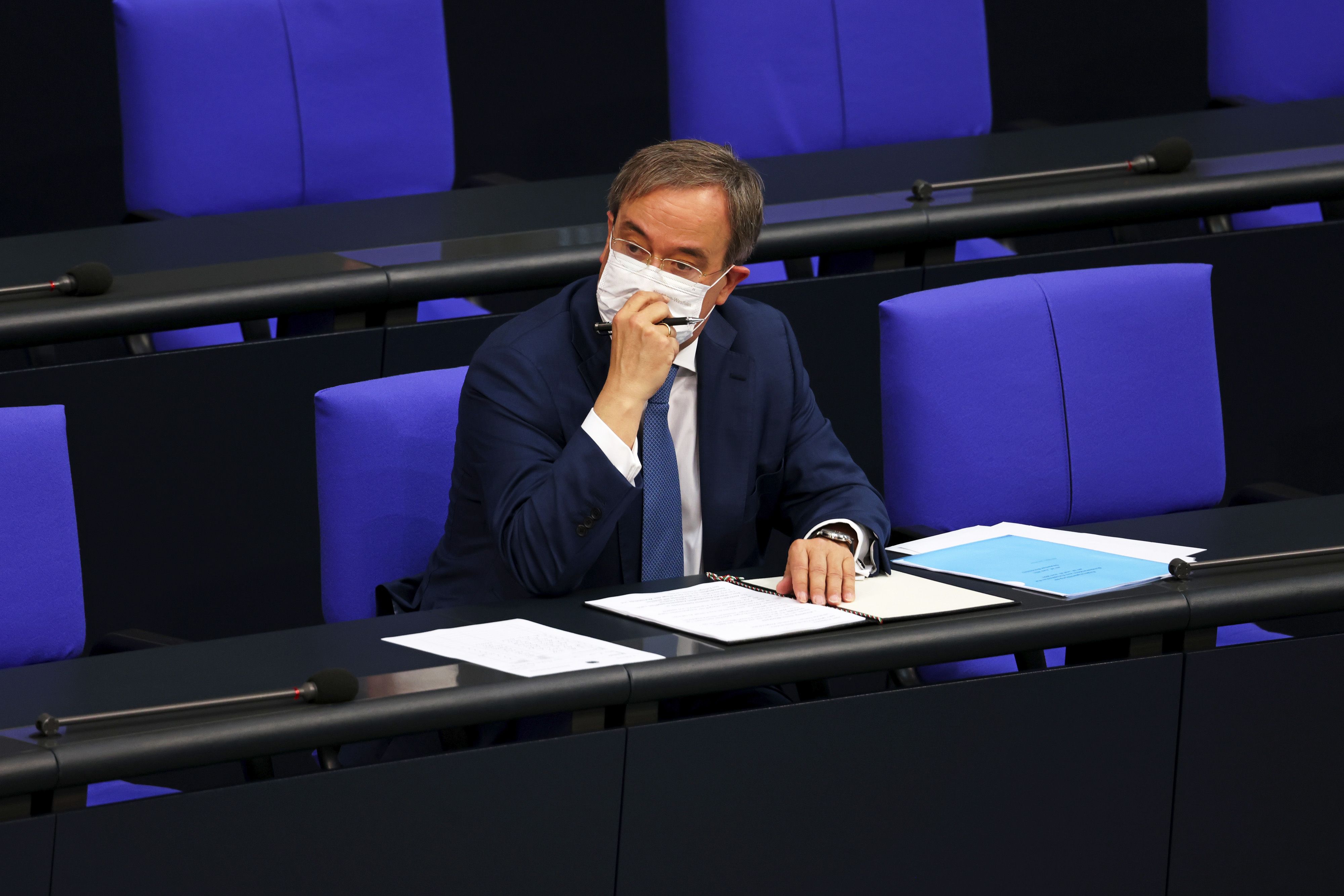 Срива се доверието в наследника на Меркел