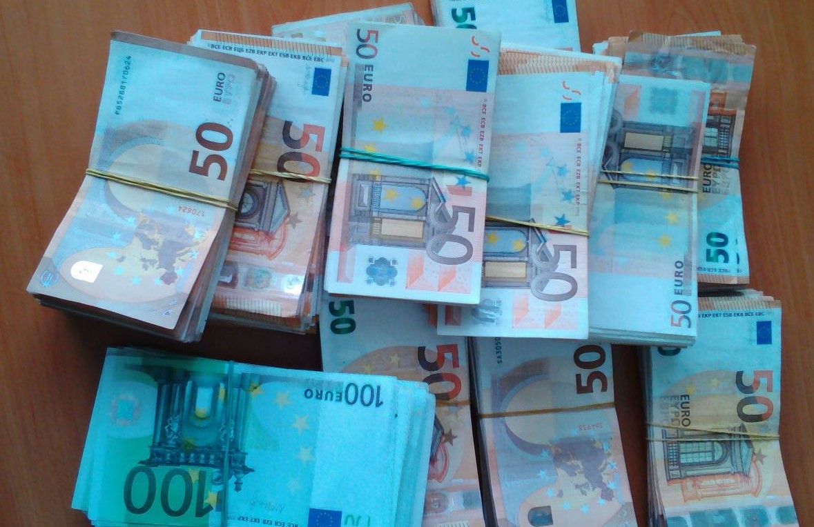 Откриха 250 000 недекларирани евро в камион с цветя