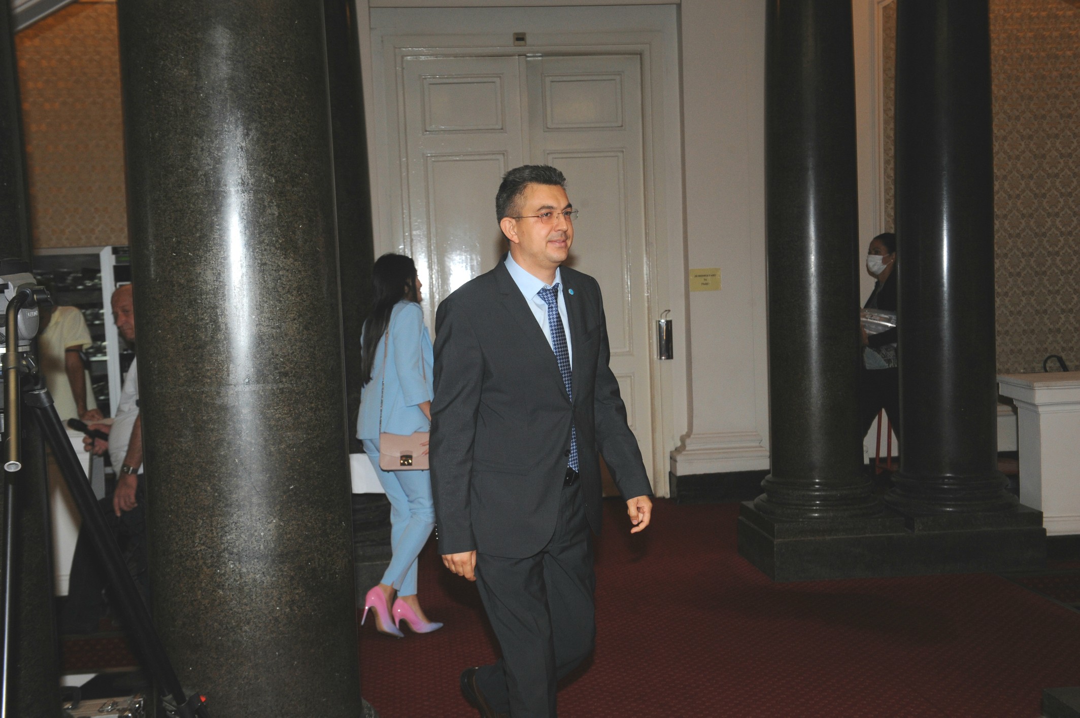 Пламен Николов до полунощ подбирал министри