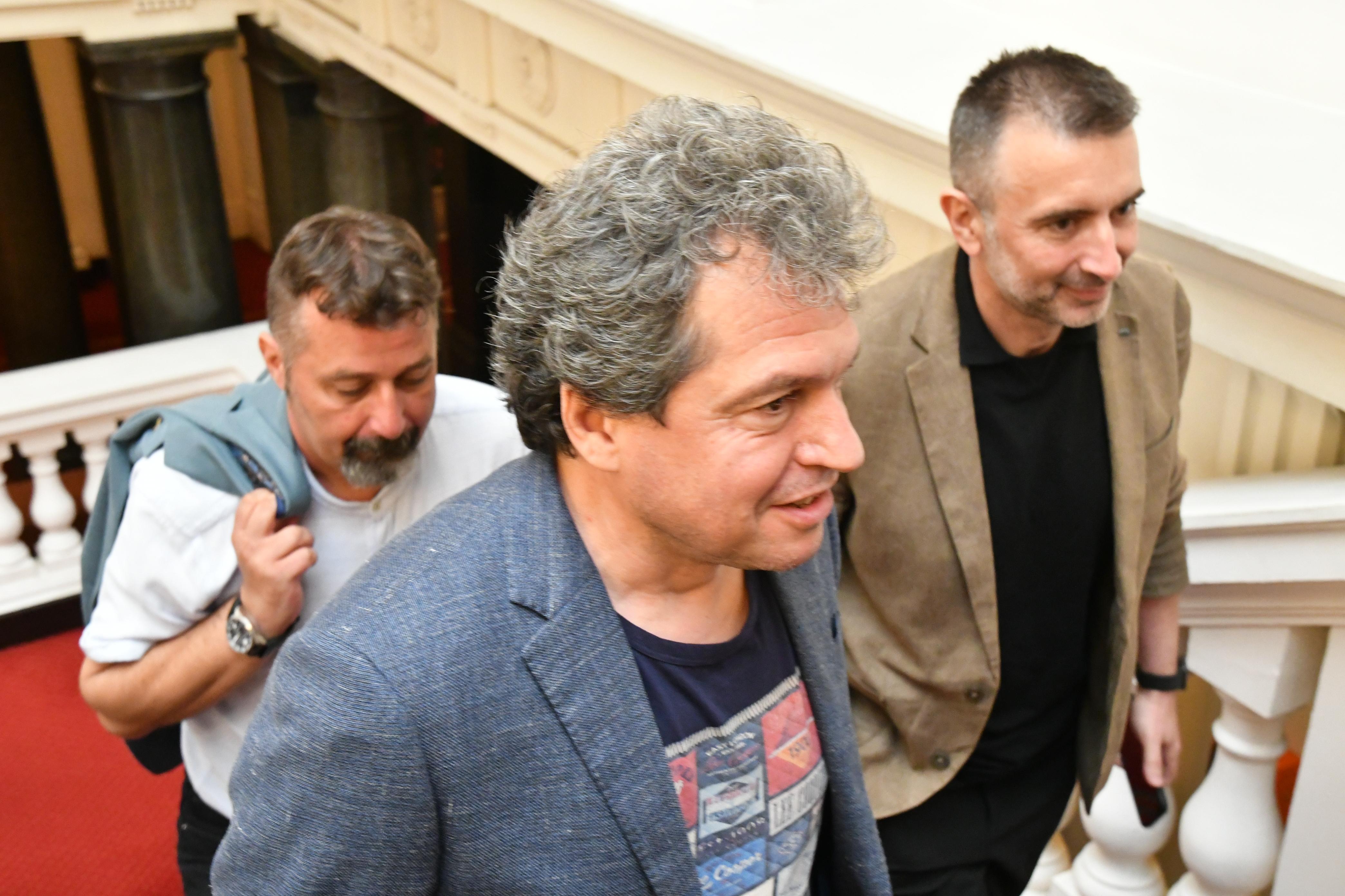 Кабинет, роден в среднощна мъка