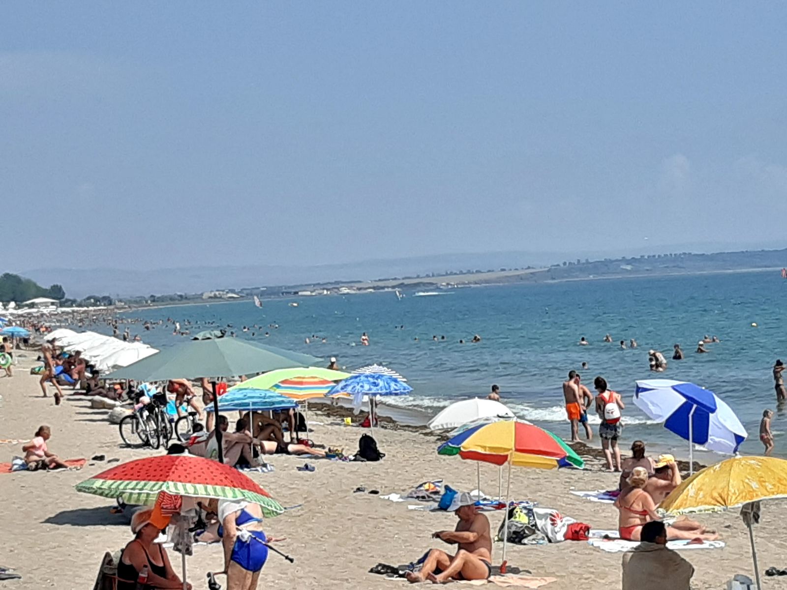Плажовете препълнени, морето е като тава