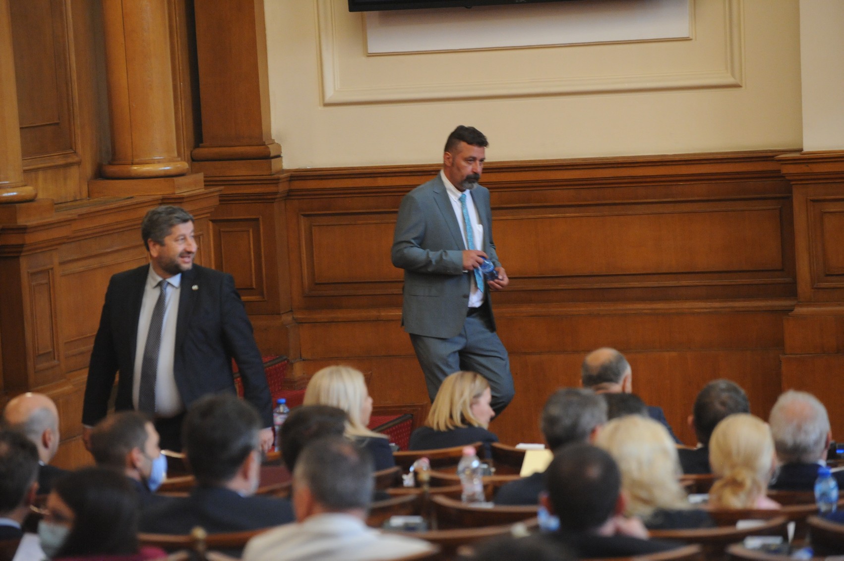 Филип Станев се появи с костюм в парламента, посрещнаха го с аплодисменти