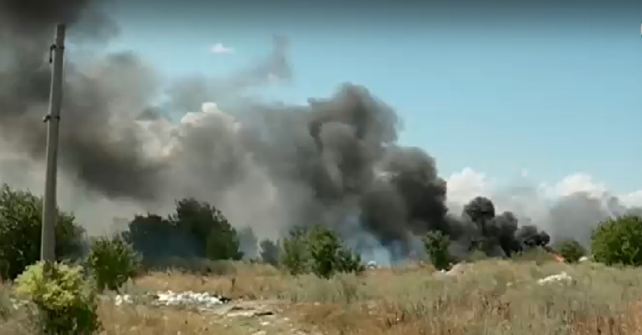 Сухи треви и храсти пламнаха близо до летище София