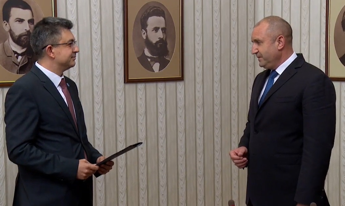 Радев подписа указа с предложение до парламента да избере Пламен Николов за премиер