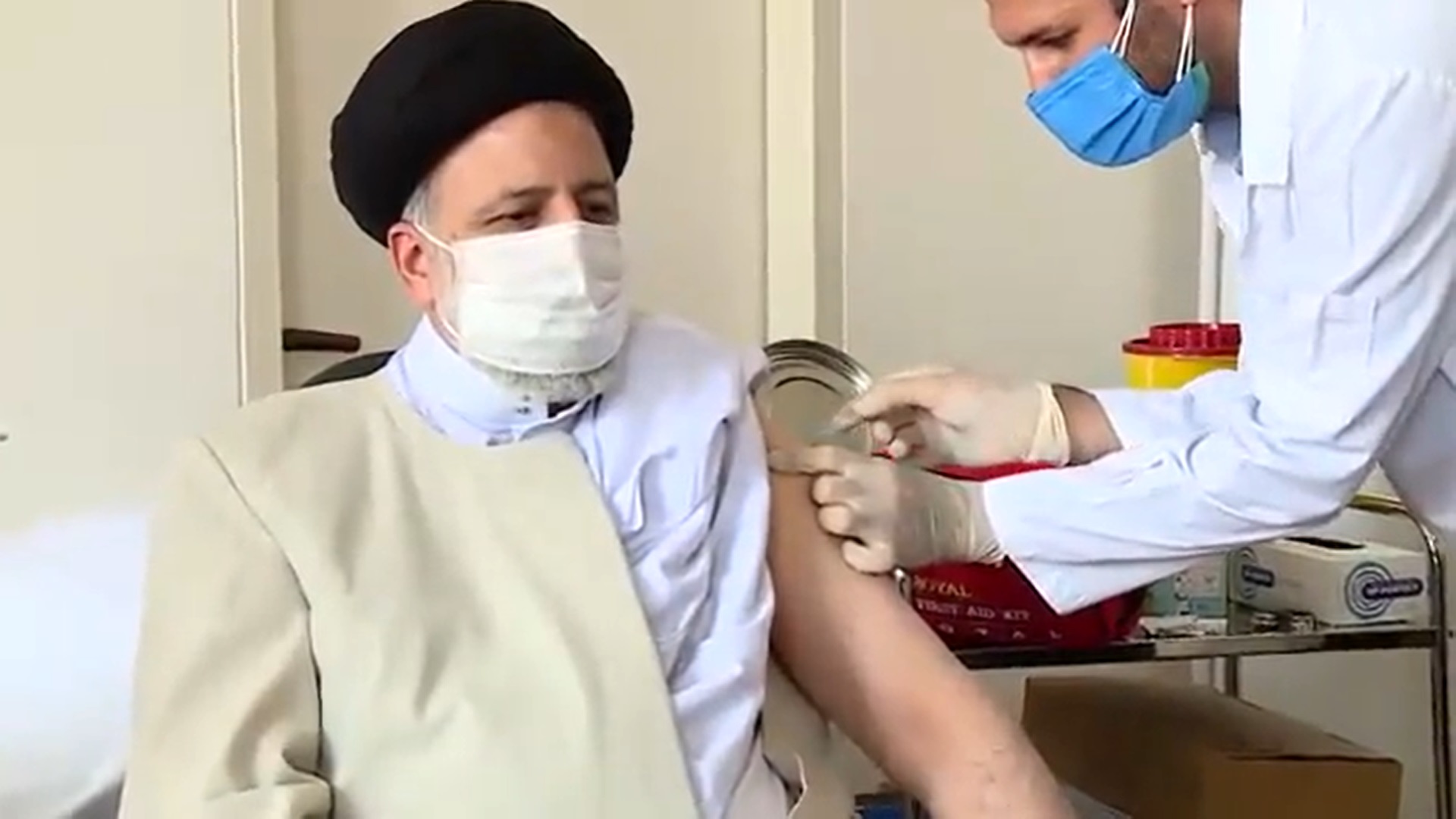 Иранският президент се имунизира с ваксина родно производство (ВИДЕО)