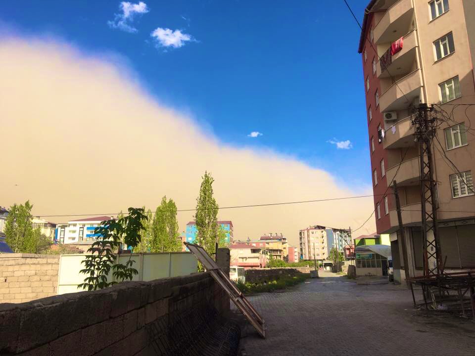 Мощна пясъчна буря удари Турция (ВИДЕО)