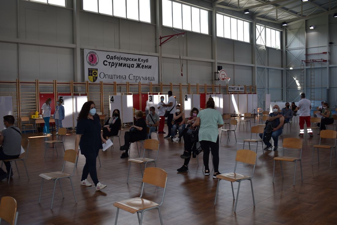 Опашки и блъскане за ваксини в РС Македония