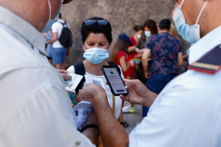 Рим поведе война с фалшивите COVID пропуски