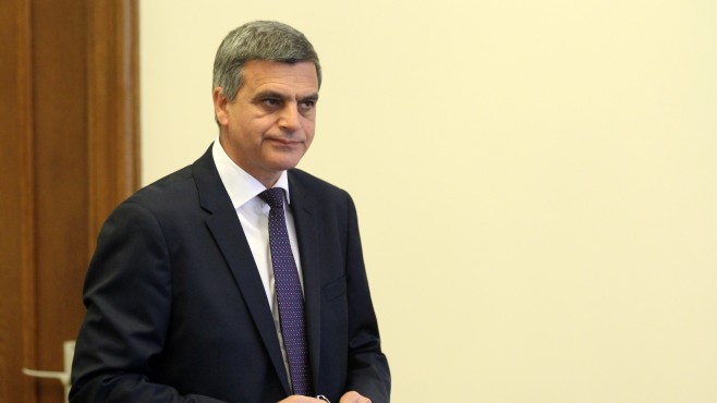 Децата на премиера Янев назначени без конкурс